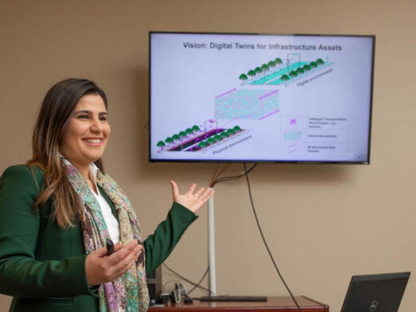 Ashtarout Ammar giving a presentation.